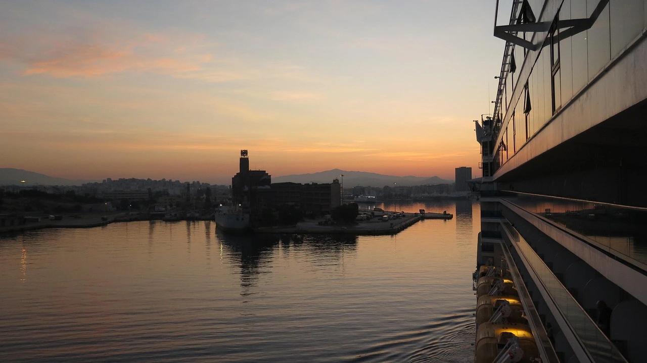 Image for Piraeus to Mykonos ferry route